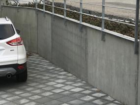 Nedkørselsrampe til bilhus